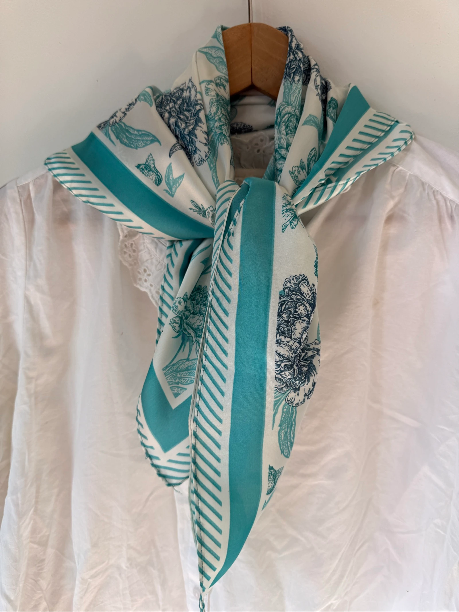 Foulard élégant turquoise pour raviver une tenue 